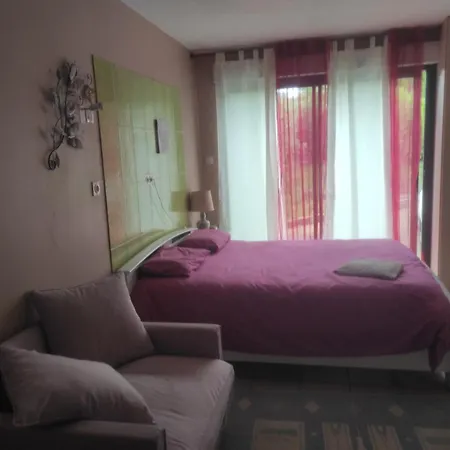 Spatieuse Avec Grand Lit.