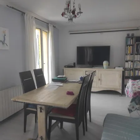 Spatieuse Avec Grand Lit. Oda ve Kahvaltı Aspet