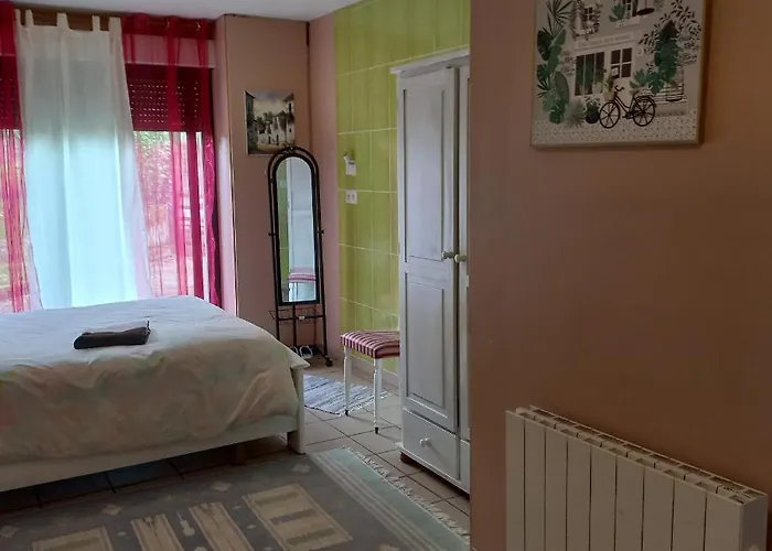 Spatieuse Avec Grand Lit. Couette-café