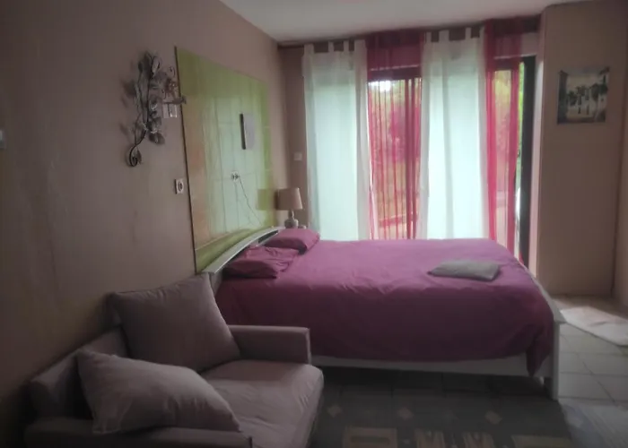 Spatieuse Avec Grand Lit.