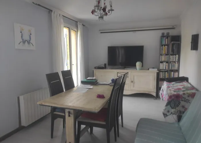 Spatieuse Avec Grand Lit. Couette-café Aspet