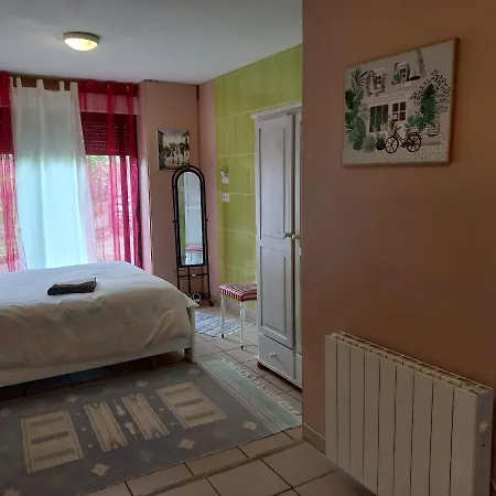 Spatieuse Avec Grand Lit. Bed & Breakfast
